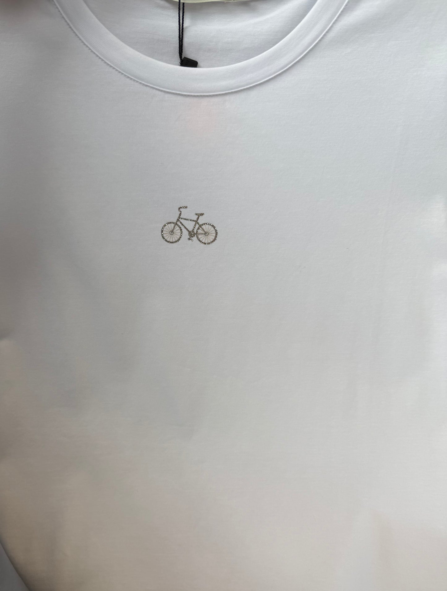 T-shirt damski z delikatną aplikacją