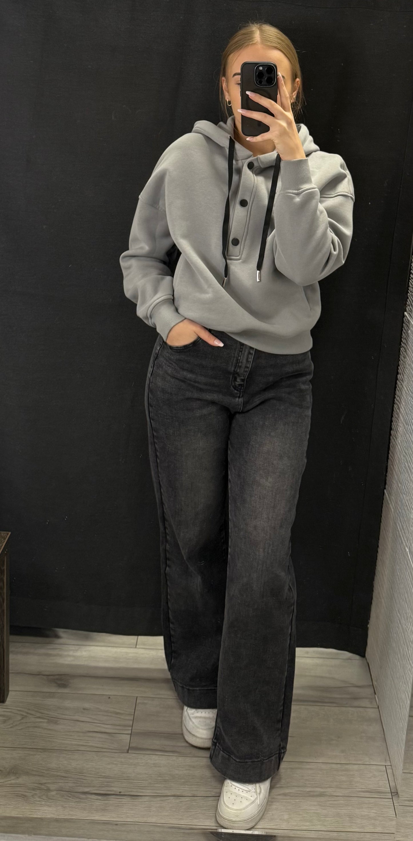 Grafitowe jeansy z szeroką nogawką