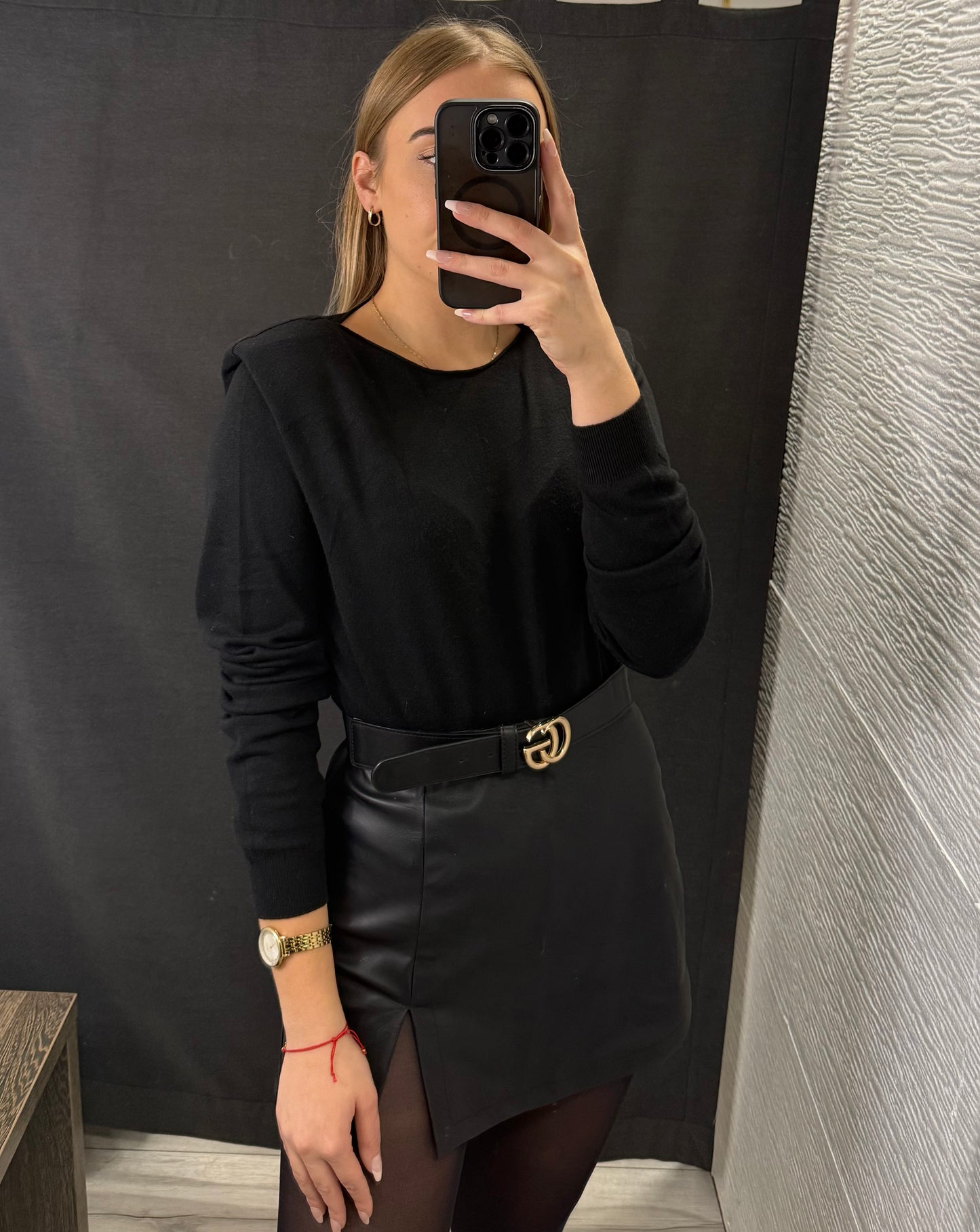 Sweter z poduszkami na ramionach