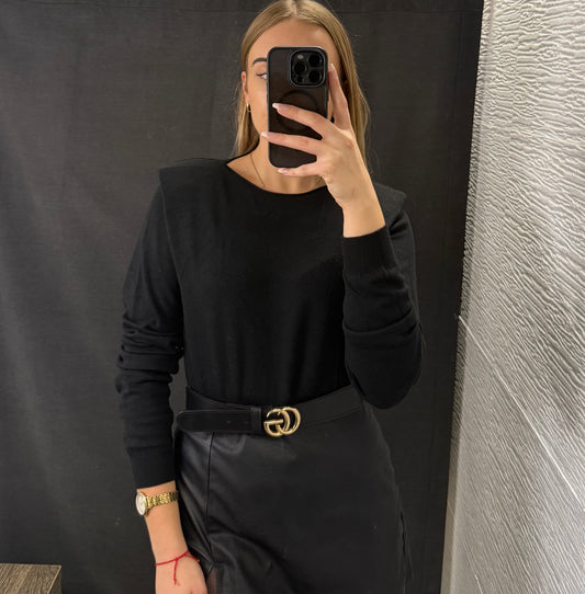 Sweter z poduszkami na ramionach