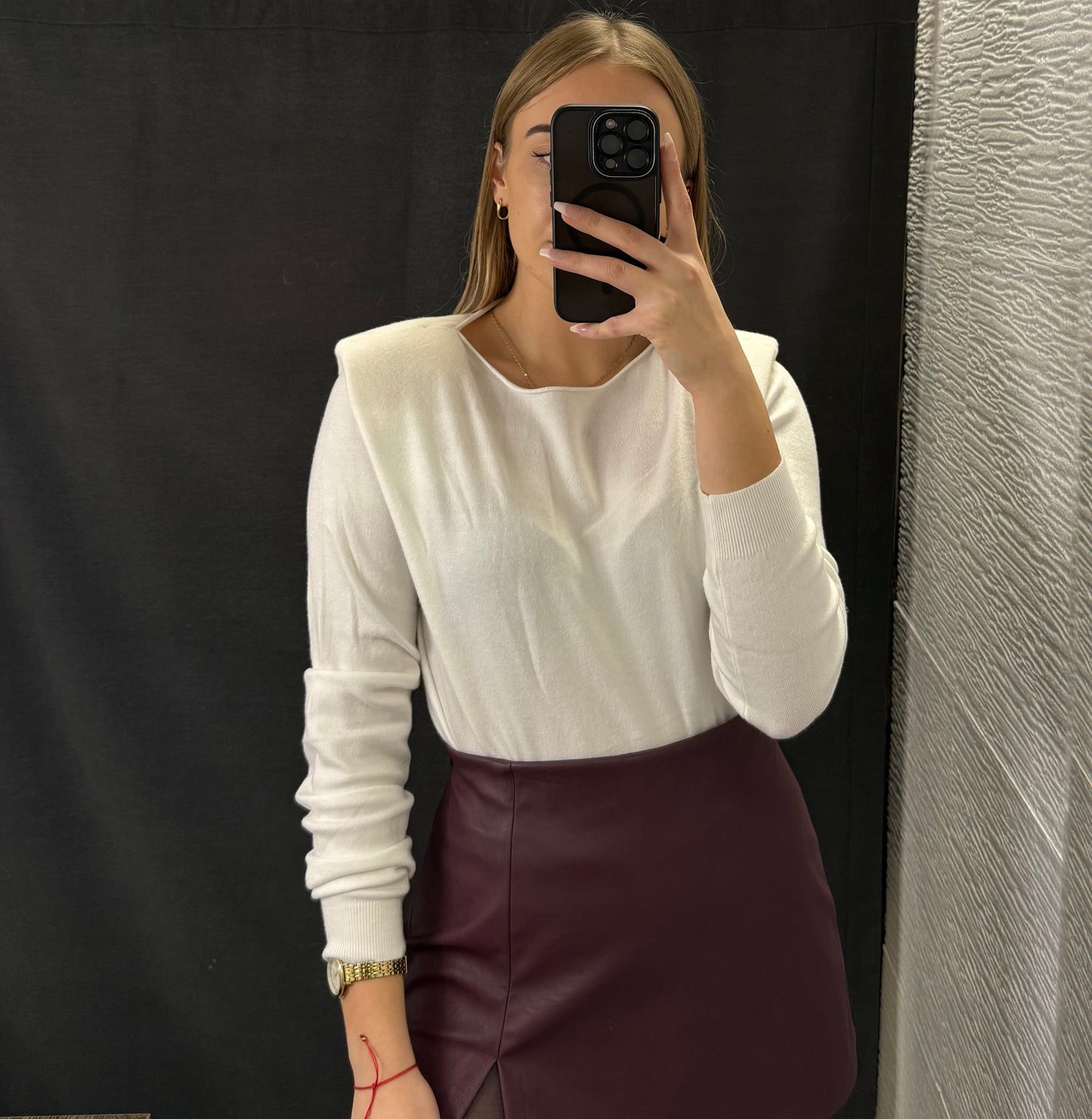 Sweter z poduszkami na ramionach
