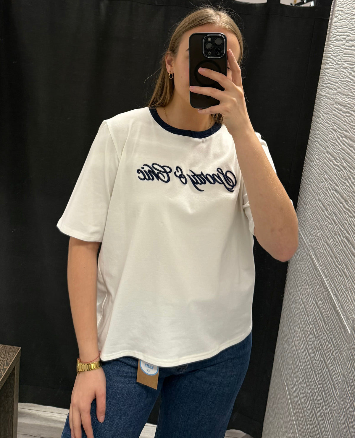 T-shirt z granatowym haftem