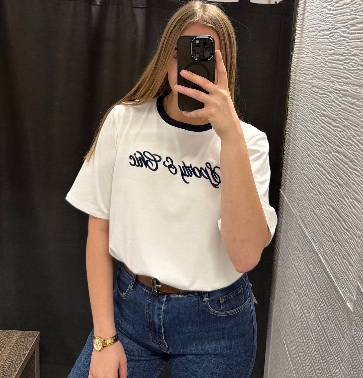 T-shirt z granatowym haftem