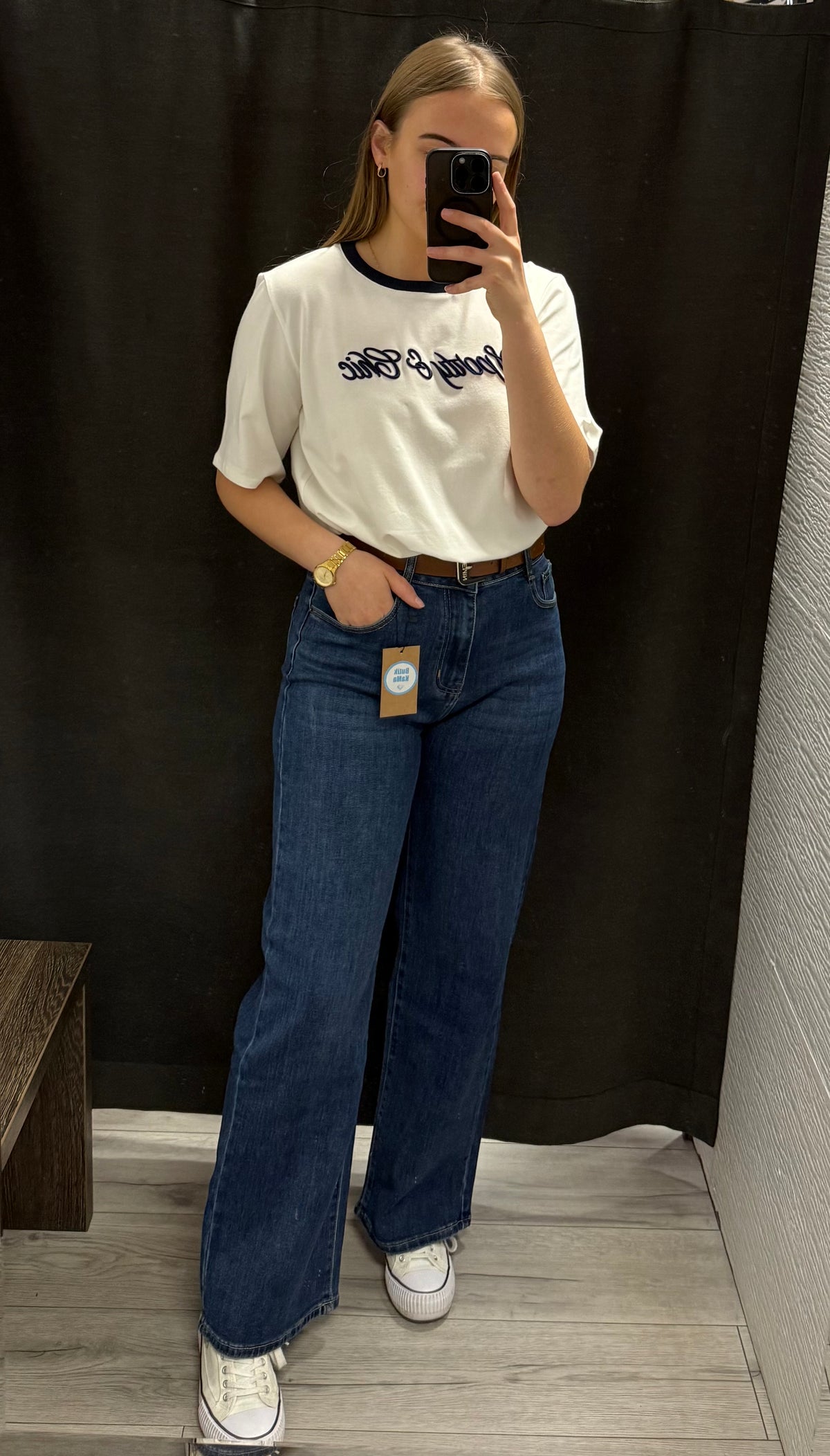 T-shirt z granatowym haftem