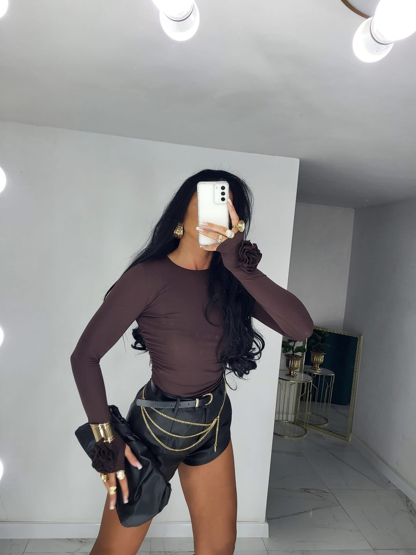 Bluzka z różą na rękawie