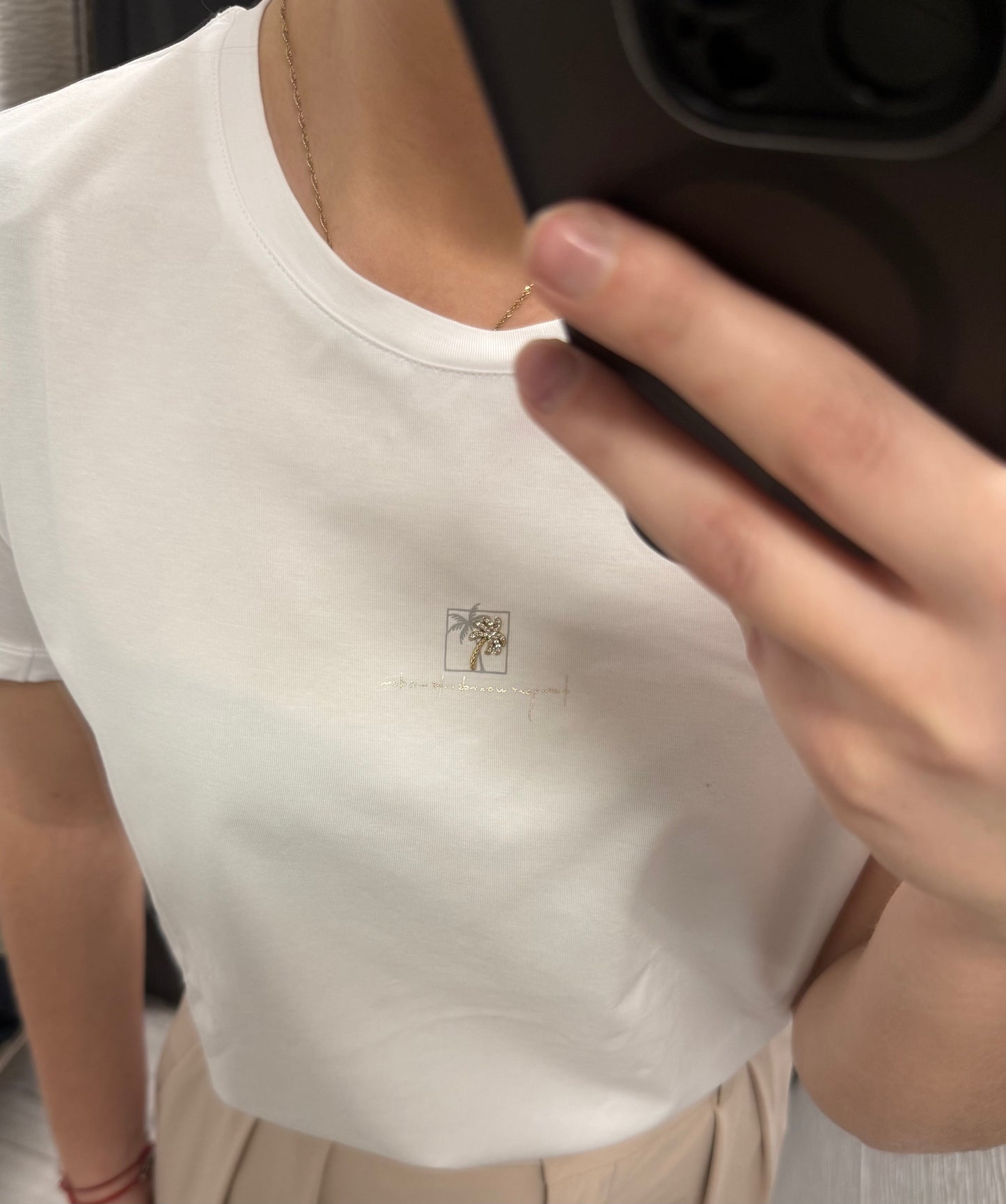 T-shirt damski z delikatną aplikacją