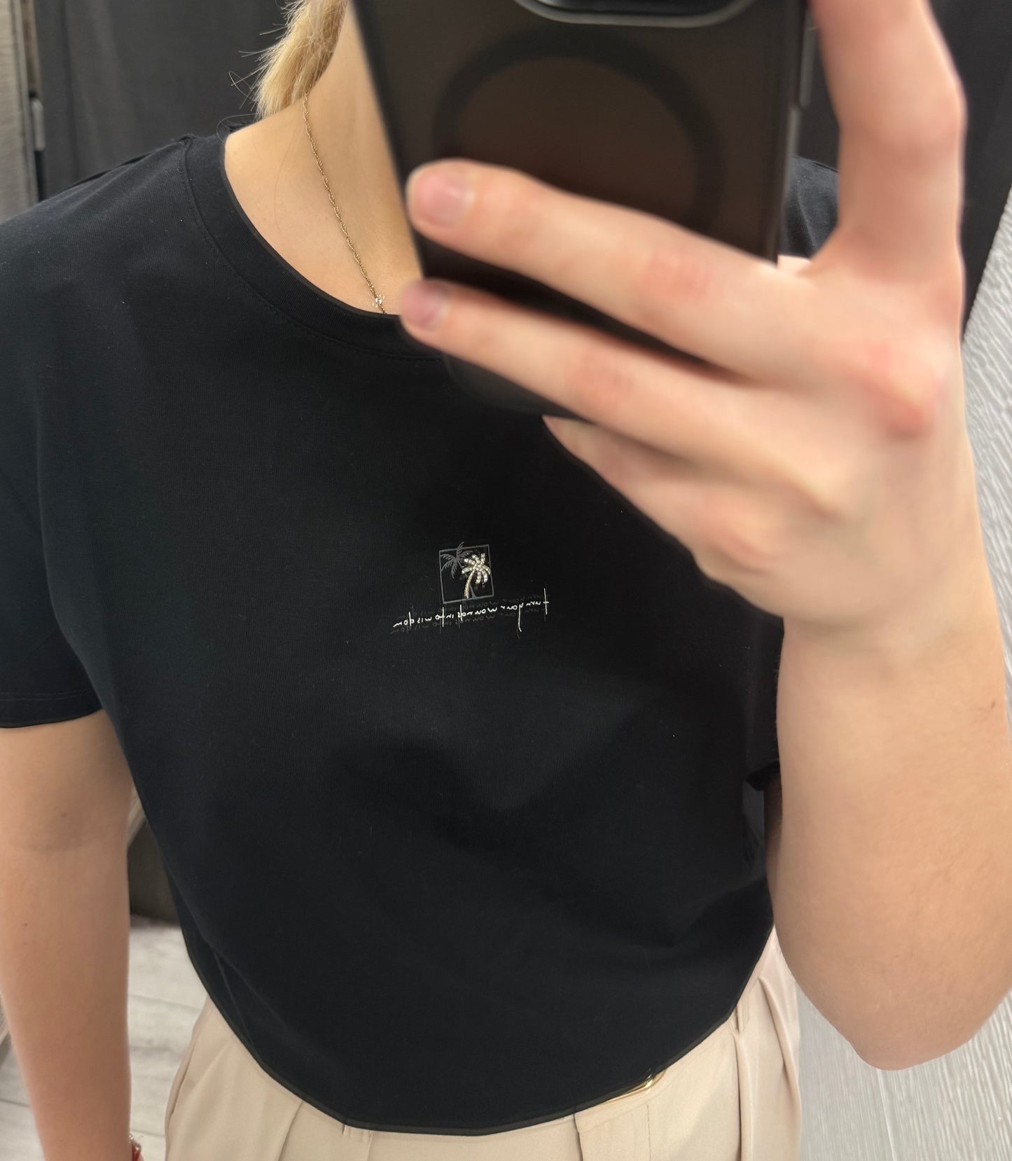 T-shirt damski z delikatną aplikacją