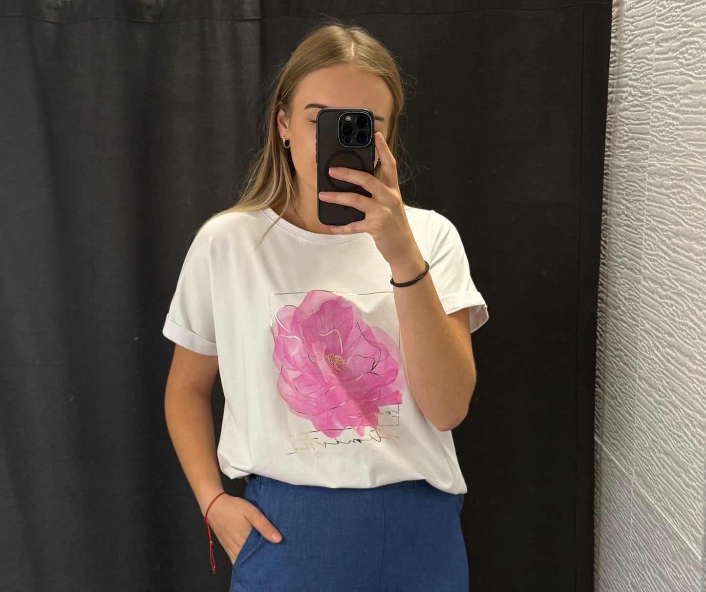 T-shirt damski z aplikacją kwiatu