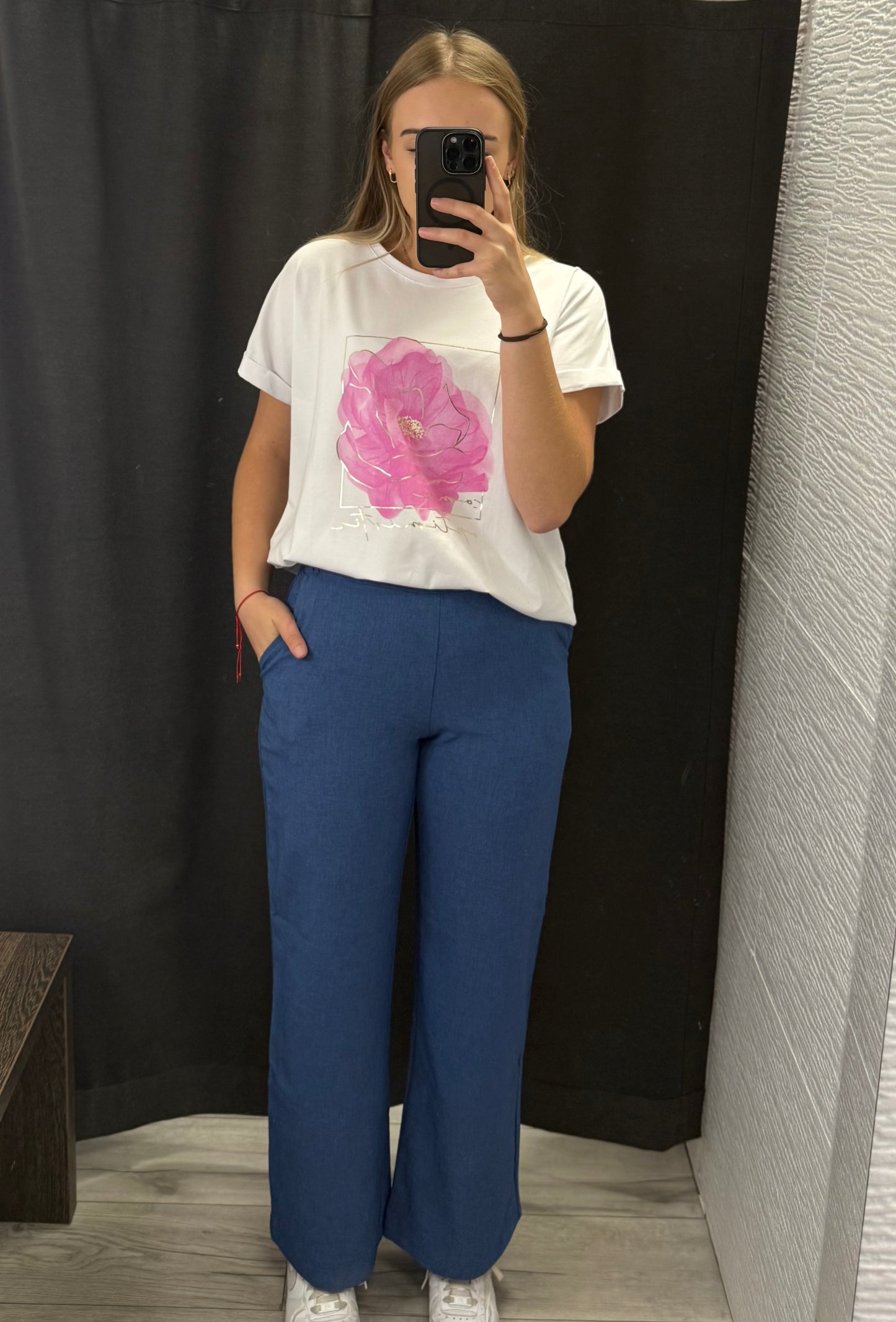 T-shirt damski z aplikacją kwiatu