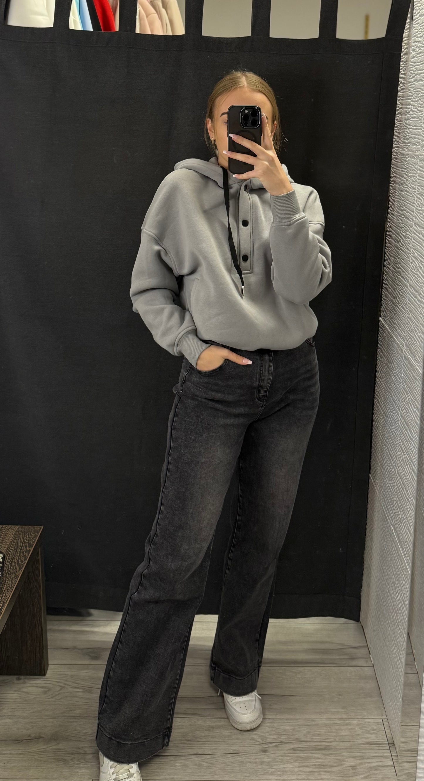 Grafitowe jeansy z szeroką nogawką